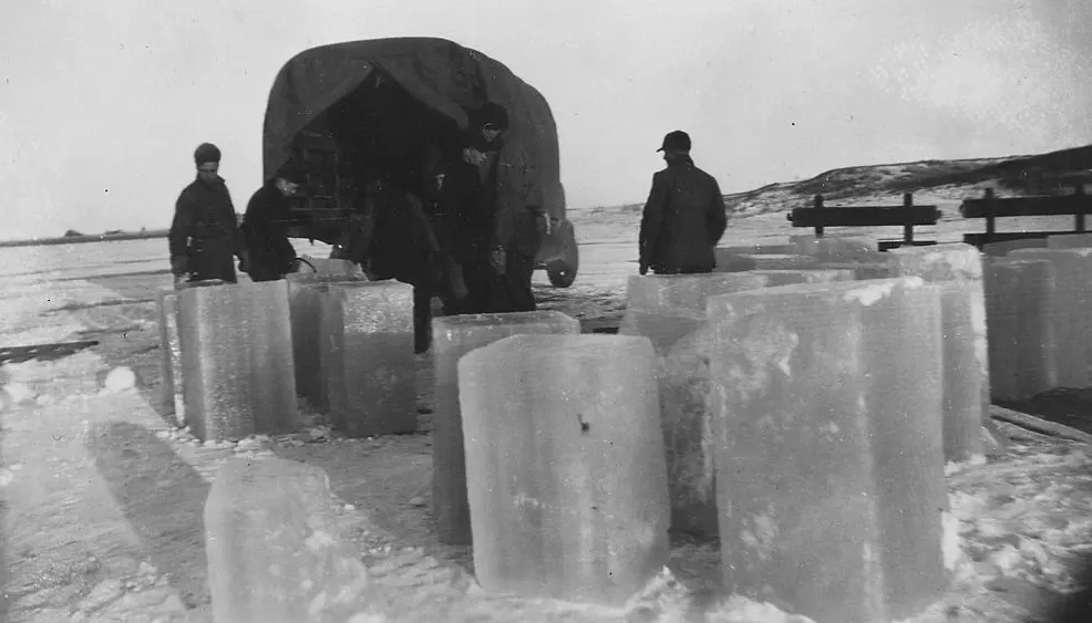 Ice cutting in Sand Lake ©National Archives