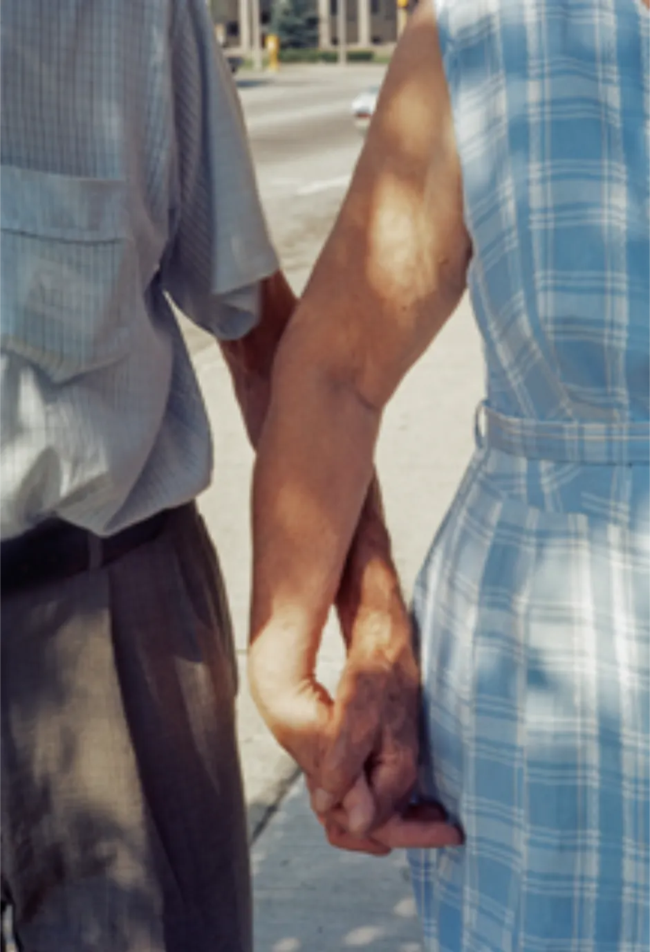 COUPLE HOLDING HANDS ©VIVIAN MAIER