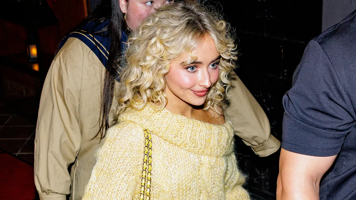ON OCTOBER 14, SABRINA CARPENTER WAS PHOTOGRAPHED OUTSIDE LATTANZI RESTAURANT IN A HEAD TO TOE BUTTER YELLOW LOOK THAT QUIETLY BEGAN HER SATURDAY NIGHT LIVE PRESS TOUR. ©GETTY IMAGES